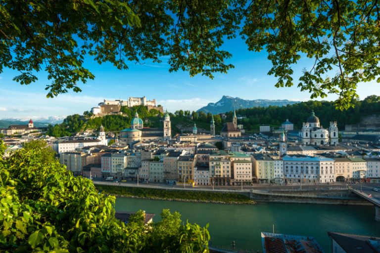 Sehenswürdigkeiten Salzburg, Blick vom Kapuzinerberg auf die Salzburger Altstadt und auf die Festung Hohensalzburg, Untersberg im Hintergrund