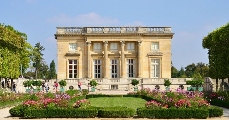 laska stavby petit trianon