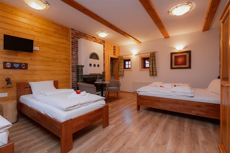 Wellness rezort Jánošíkov dvor Zázrivá, aktívny odpočinok_tradičné drevenice_unikátne wellness centrum,_masáže,_saunové rituály_pivné kúpele, golf _halušky
