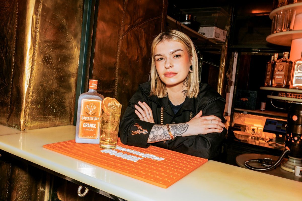 ÚVODNÁ FOTKA Drink Zlatokopka a barmanka Nikol Tomišková účastníčka programu Jägermeister Scholarship