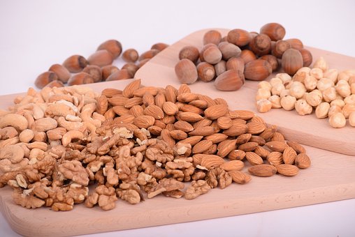 nuts 3248743 340