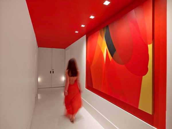 koridor hotela the william v červenej farbe